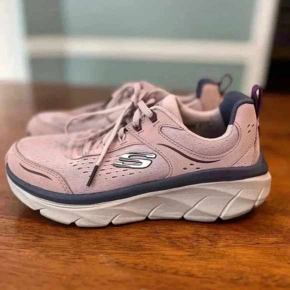 Skechers Women's D'lux Walker-Infinite Motion Sneaker, size 6 - Picture 1 of 10